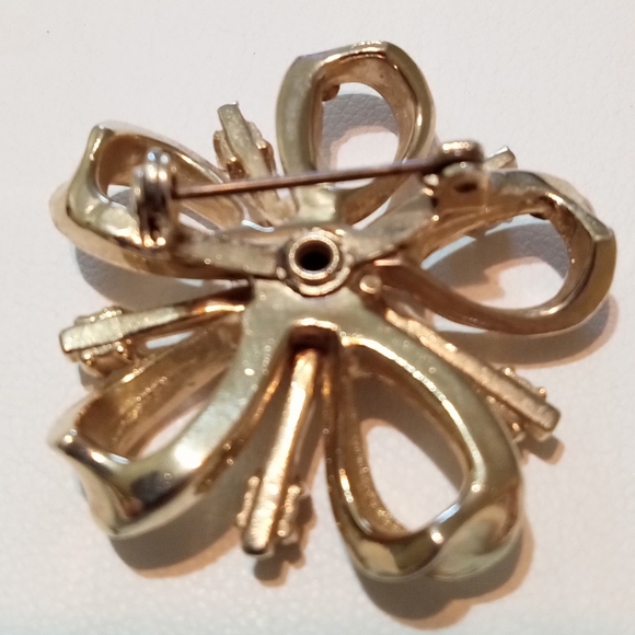 Floral Brooch with Emerald Green Center and Clear Crystal Rhinestones Vintage - Picture 3 of 3